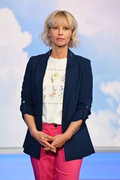Pavla Charvátová nás zaujala překvapivou kombinací tmavě modrého saka, bílého trička a růžových capri kalhot.