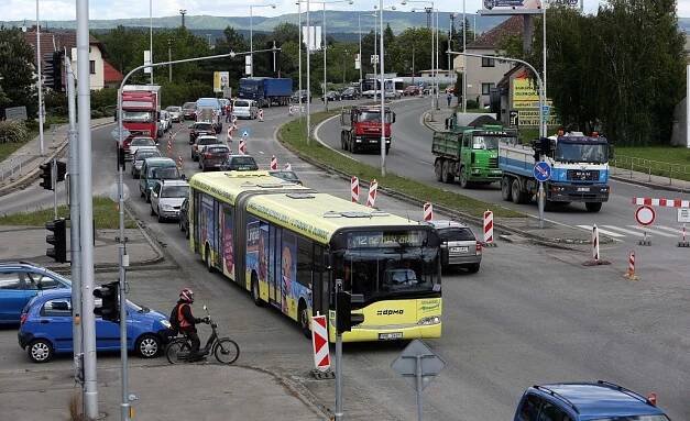 Kolony a zpoždění. Oprava v Hodolanech zaškrtila dopravu v Olomouci