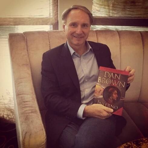Spisovatel Dan Brown s výtiskem své poslední knihy