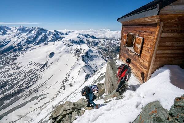 Freeskier Jérémie Heitz a horolezec Sam Anthamatten během skutečného výstupu na Matterhorn, který inspiroval Red Bull Švýcarsko