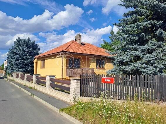 Pronájem rodinného domu 3+1, pozemek 689m2, garáž, bazén, podsklepeno – QARA