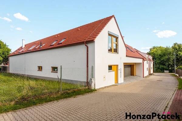 Prodáno: rodinný dům, dva byty 383m², Újezd u Průhonic, Praha • HONZA PTÁČEK • realitní makléř | realitní kancelář | reality