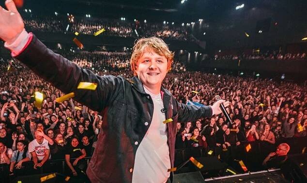 VIDEO: Lewis Capaldi měl tiky na koncertu. Reakce fanoušků vás dostane