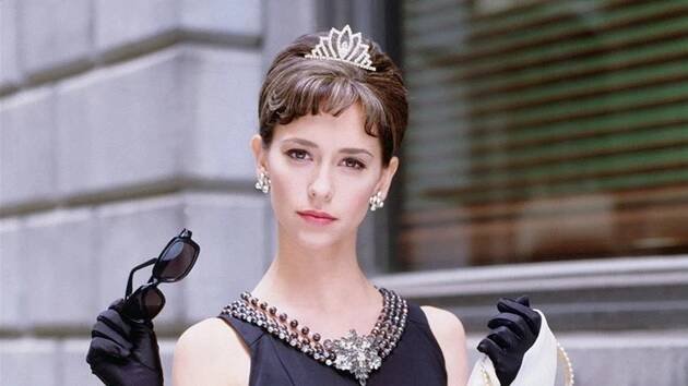 Jennifer Love Hewittová coby Audrey Hepburnová ve filmu Příběh Audrey Hepburnové (2000)