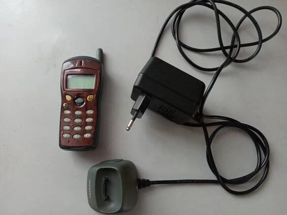 RETRO Mobilní telefon - Mobily a chytrá elektronika