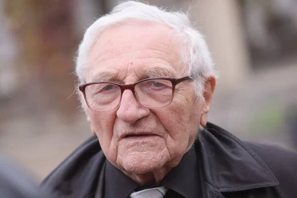FOTO: Herec Antonín Hardt na pohřbu Somra. – stránka 15