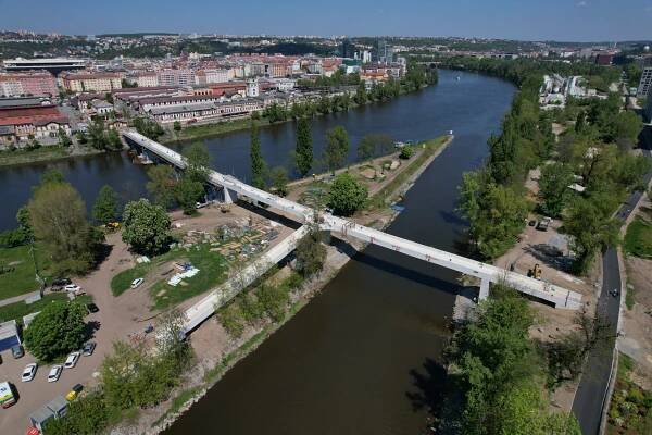 Štvanická lávka v Praze byla oceněna v soutěži Stavba roku 2023. 