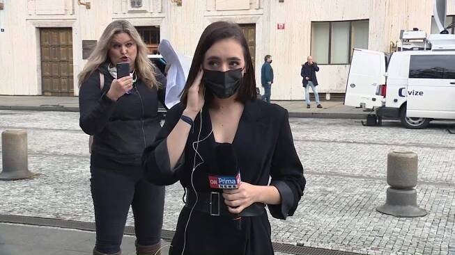 Jana Peterková? Aktivistka bez roušky obtěžovala reportérku CNN Prima NEWS - CNN Prima NEWS