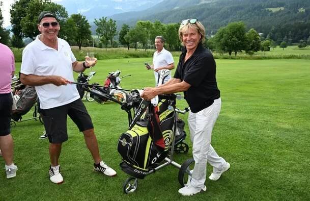 Im Kampf um den Golfschläger: Sascha Hehn und Hansi Hinterseer | Foto: CoM/Wolfgang Breiteneicher
