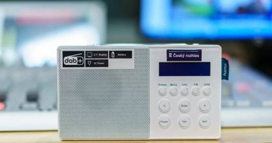 Pokrytí DAB už má k dispozici 95 procent Čechů. Jaké výhody přináší digitální rádio?