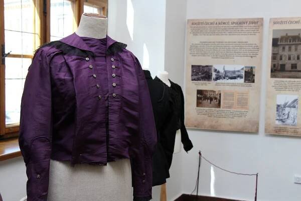 Prachatické muzeum vrací návštěvníky na přelom 19. a 20. století. Nová výstava se zaměřuje na jihočeskou secesní módu