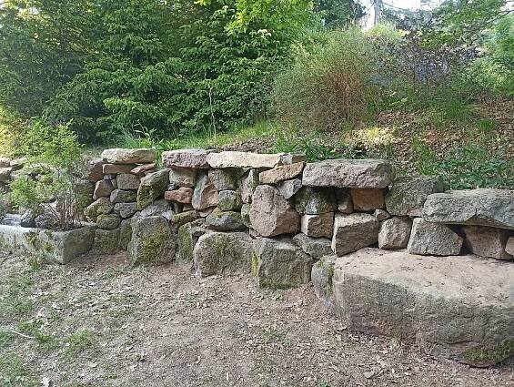 Žena postavila krb, jaký jste ještě neviděli. A bonus? Pomohl jí od bolesti zad