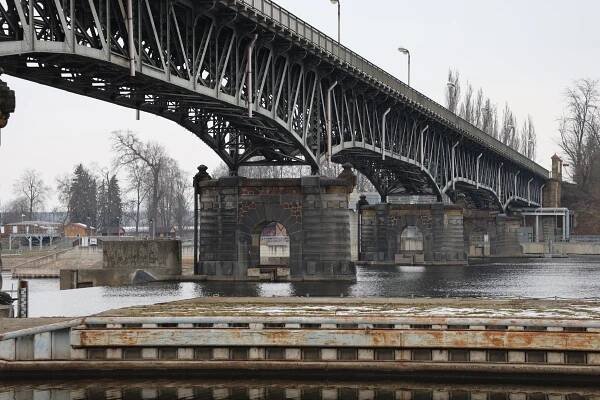 V Roudnici začíná uzavírka mostu přes Labe, rok se přes něj dostanou jen pěší - Zdopravy.cz