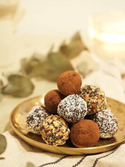 Čokoládové truffles s pomarančovou kôrou, kokosom a orechmi