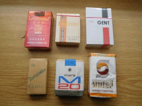 Staré retro cigarety zabalené GENT PARTYZÁNKA MARS INTER
