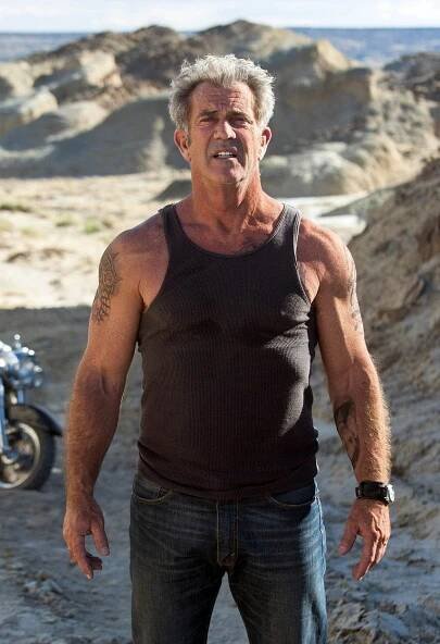Osminásobný táta Mel Gibson (60) je pořád frajer. Tyhle svaly předvede v novém filmu