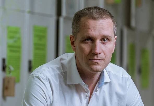 Bystroň z AfD přišel v Bruselu o imunitu. Podezírají ho z praní špinavých peněz