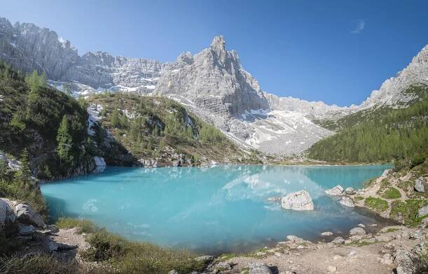 Lago di sorapis on a cloudless day.