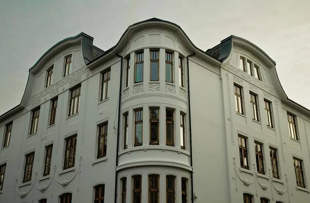 Základová fotografie na téma apartmány, architektura, bílá budova, budování dědictví, centrum města, detailní fasáda, elegantní