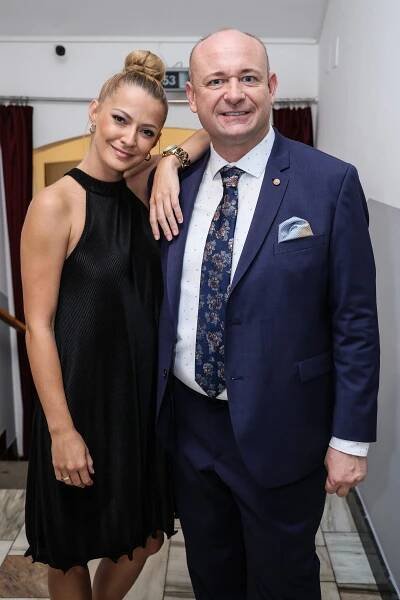 Už jí vyklidil část skříní, ale sestěhovaní Šárka Vaňková a Petr Vondráček nejsou: Zpěvačka platí zbytečně 15 tisíc měsíčně