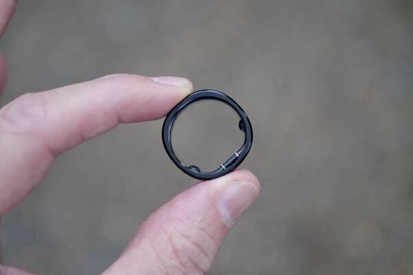 A person holding the RingConn Gen 2.