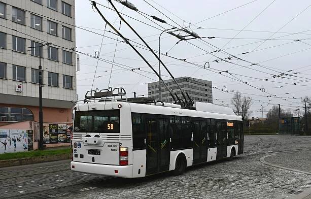 DPP dokončil výstavbu trolejbusové tratě Palmovka – Čakovice, od zítřka na ní zahájí zkušební provoz