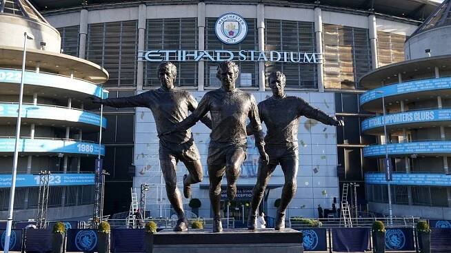 Měl butik s rebelem Bestem. Teď legendě Manchesteru City odhalili sochu