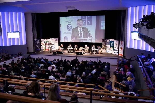 Pořádáme konference a eventy na míru, vydáme vaši knihu či časopis
