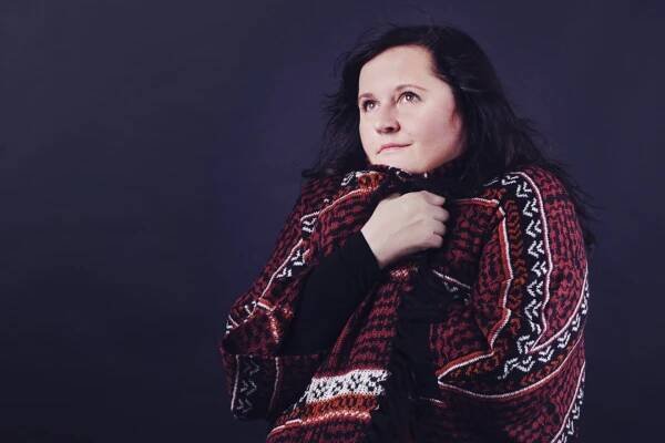 Nepoznané slasti s Janou Kománkovou: cintoríny, bizarné výšivky a výlet za Pattonom — Denník N