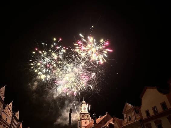 Třeboň se novoročního ohňostroje nevzdala. Světelnou show sledovaly tisíce lidí