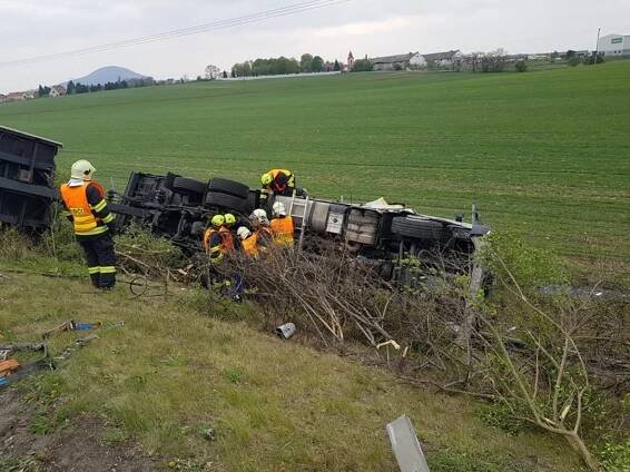 Kamion skončil svoji jízdu na boku mimo dálnici