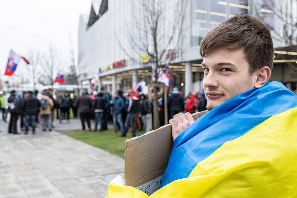„Rusové a Slováci jsou bratři navěky.“ Jak naši východní sousedi pochodovali za mír - VOXPOT: reportáže, které spojují Česko