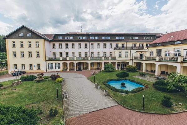 Galerie - exteriéry lázní | Tereziny lázně Dubí
