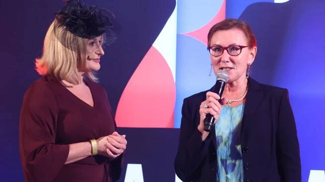 Neuroložka Eva Kubala Havrdová je ŽENOU ČESKA. Hold ženství vzdaly Tománková i Strýcová