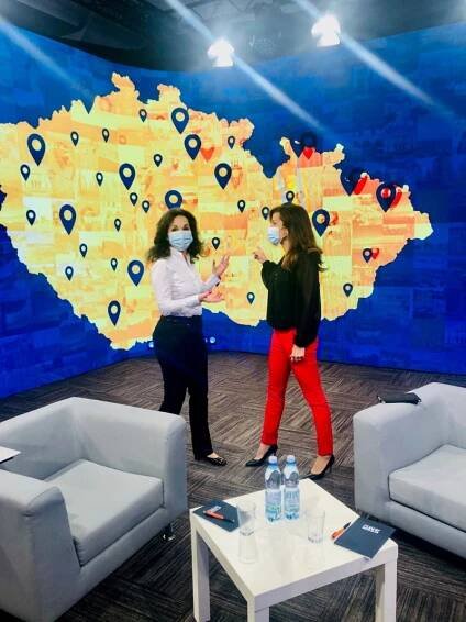 Výkonná ředitelka Kanceláře svazu města a obcí ČR Radka Vladyková (vlevo) s moderátorkou Michalou Hergetovou ve studiu v Kongresovém centru Praha. 