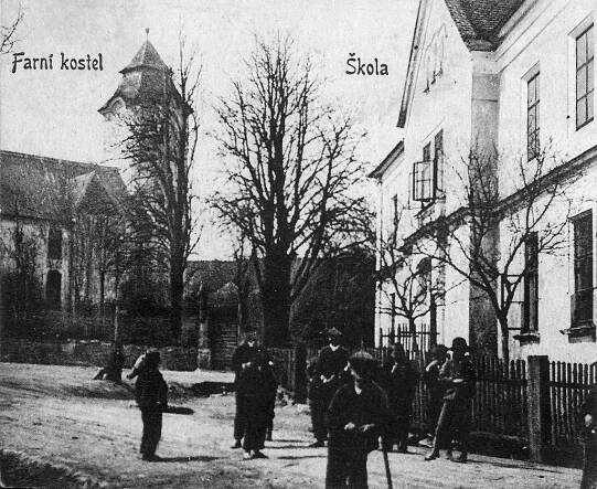 Rokytnice nad Rokytnou, náměstí s kostelem a školou; před rokem 1912 (sbírka Pavla Fiedlera).