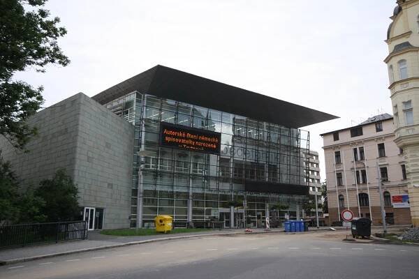 Knihovna naděluje neslyšícím čtenářům vánoční dárek ve formě znakoknihy