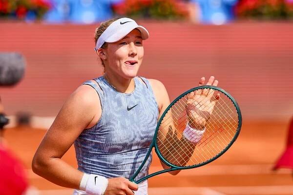 Andrejevová v 17 letech získala první titul na okruhu WTA, v Rumunsku utekla i z mečbolů
