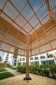 Dřevěná pergola u stavby " Corso Court " | Lekon TSK