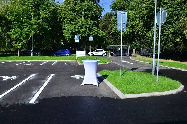 Čtyřicet nových parkovacích míst u nemocnice už slouží lidem z Mariánských Lázní