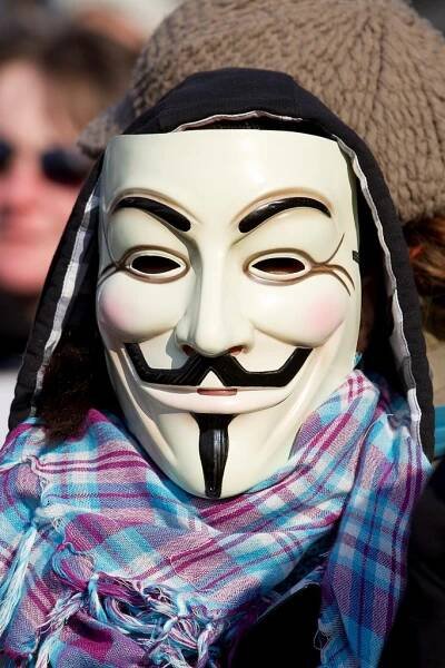 Maska Guye Fawkese je často viděna při různých demonstracích. Je rovněž jedním ze symbolů hnutí Anonymous.