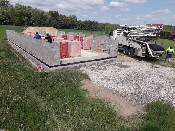 Hrubá stavba rodinného domu v Lázních Toušeň - realizace firmy Beníšek v Kolíně, Kutné Hoře, Mladé Boleslavi, Nymburku, Praze východ, Chrudimi, Pardubicích a Hradci Králové