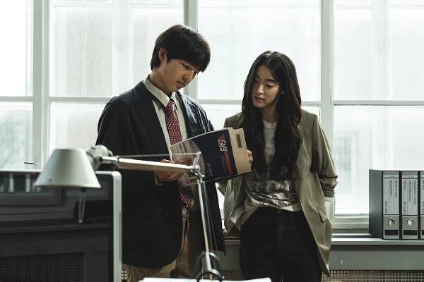 Song Joong-ki as Loh Kiwan and Choi Sung-eun as Marie in My Name Is Loh Kiwan