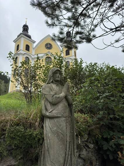 Barokní perla Orlických hor. Neratovský kostel přežil hrozící demolici i požár