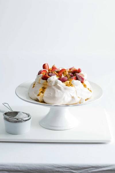 Základní Pavlova s mučenkou a jahodami