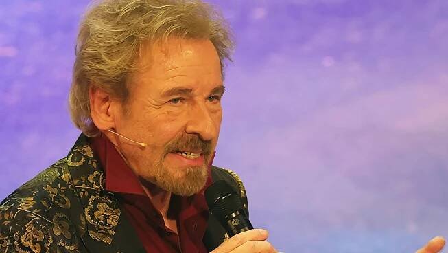 Thomas Gottschalk teilte auf einer Veranstaltung jetzt in mehrere Richtungen aus.