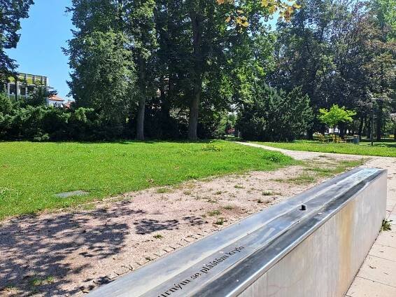 Fontánky v litoměřickém centrálním parku v parnu neosvěží. Na vině je déšť