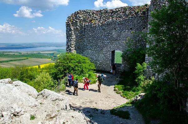 Sirotčí hrádek - dominanta Pavlovských vrchů, Klentnice | Regiontourist.cz