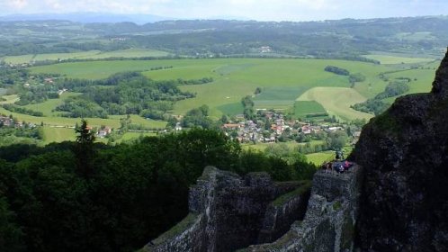 Výhled z hradu na krajinu Českého ráje protkanou cyklostezkami i turistickými trasami