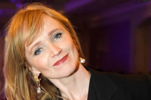 Módní policie: Elegantní Anna Geislerová vypadala na přehlídce jako prezidentka. S klidem by mohla chodit i po mole - OnlyU